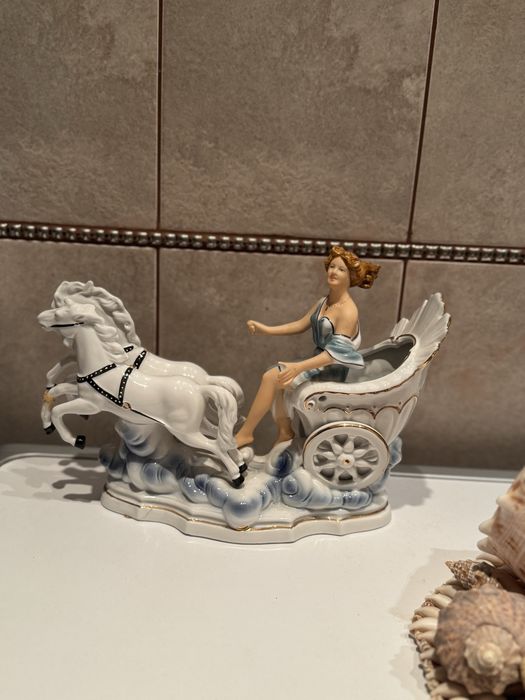 Продам фарфоровые статуэтки