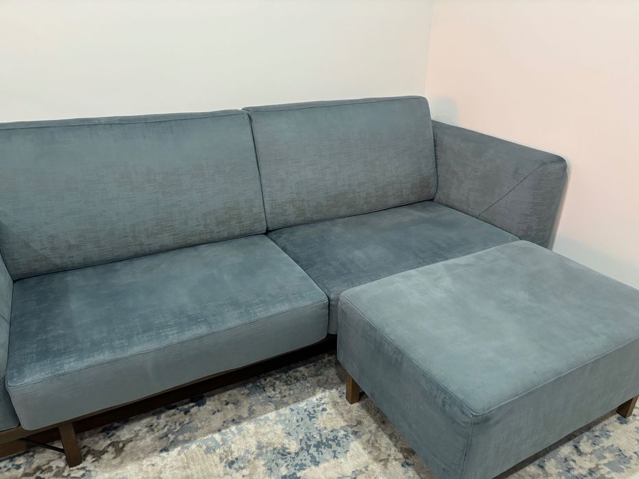 Sofá 4 lugares com puff tipo chaise longue