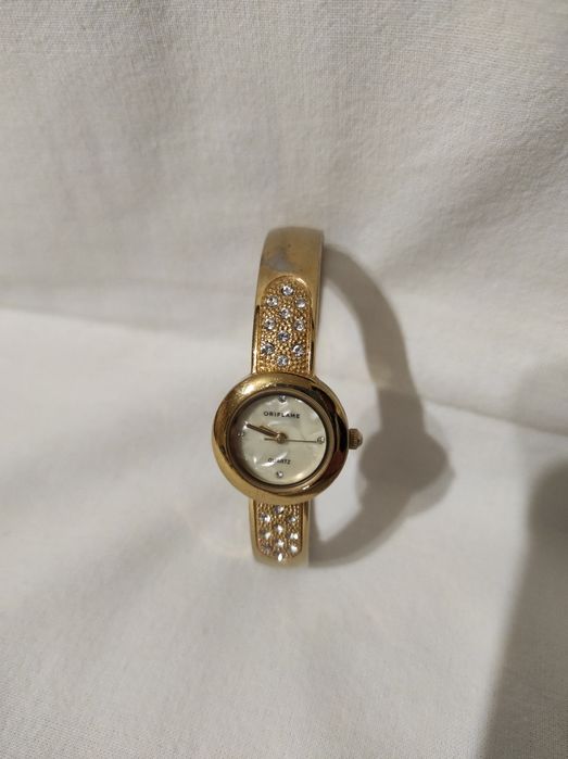 Часы женские стильные.