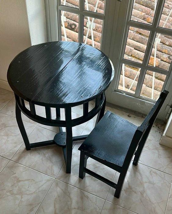 Conjunto Mesa de Apoio e Cadeira Pequenas