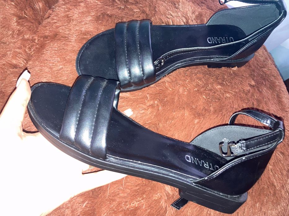 Босоніжки з закритою пʼяточкою , 39 розмір , не ношені !