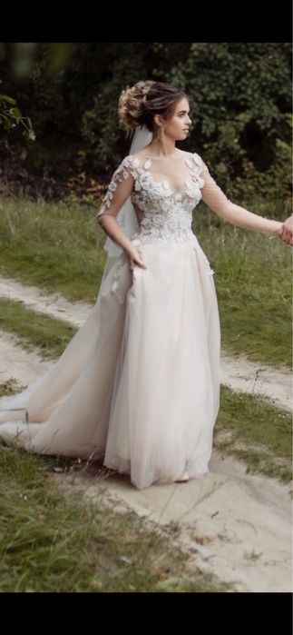Весільна сукня кольору айворі