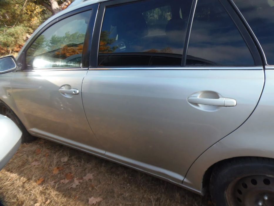 DRZWI LEWY TYŁ TYLNE TOYOTA AVENSIS T25 KOMBI KOD 1C0