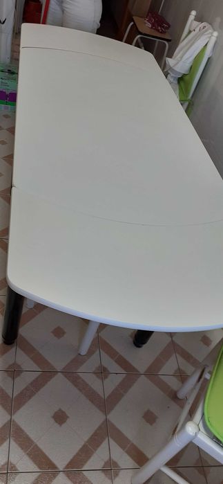 Mesa de cozinha com 2 cadeiras e 2 bancos