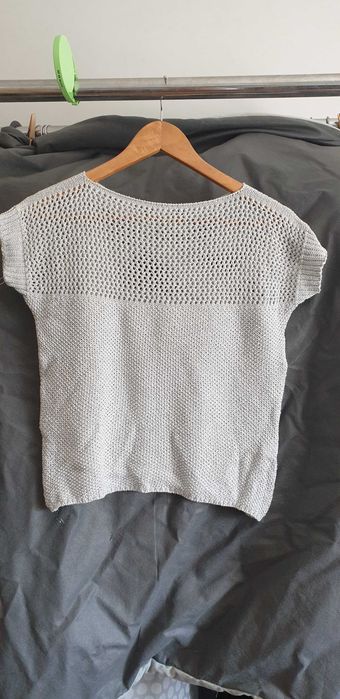 Malha prateada e manga curta