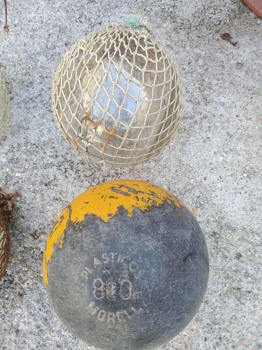 Bóias antigas de pesca em vidro e uma de plástico