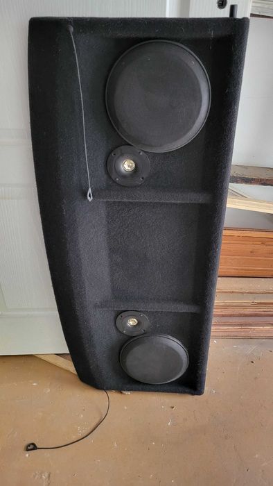 4 głośniki z tylną półką samochodową lub na odwrót