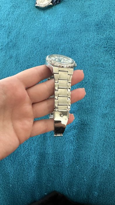 Часы guess.
