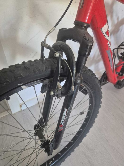 bicicleta vermelha 7 velocidades traseiras e 3 dianteiras