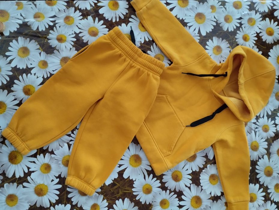 Тепленький костюмчик можна на дівчинку,і на хлопчика,в гарному стані .
