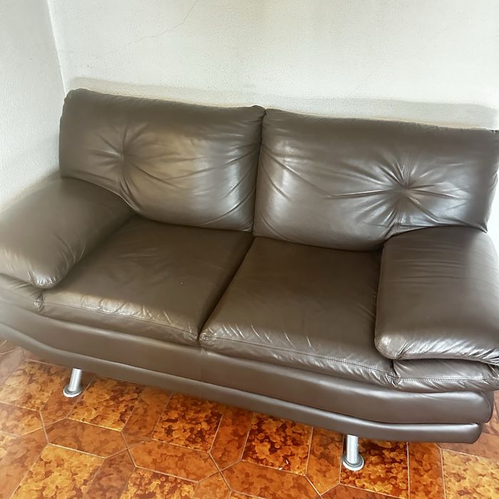 Vendo dois sofas de dois lugares em pele em bom estado