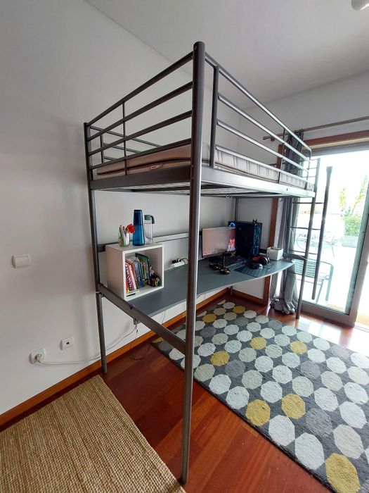 Cama elevada em metal com mesa