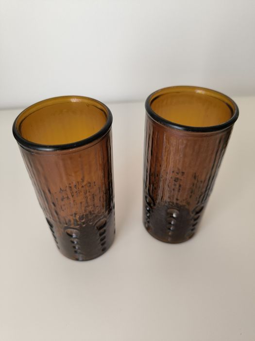 Copos e balde gelo castanhos