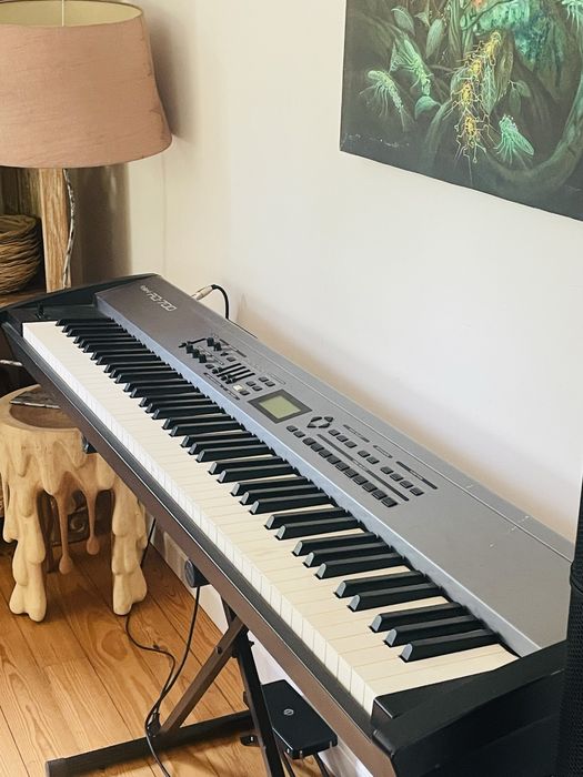 Roland RD-700 (Piano Digital) PACK COMPLETO: Suporte X + Pedal + Cabos