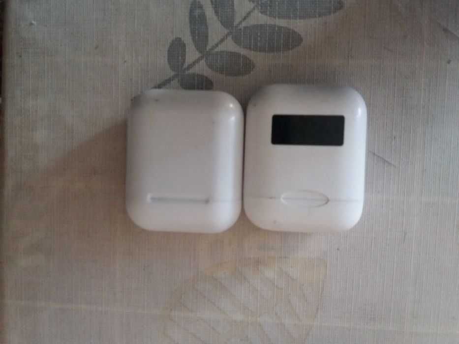 Зарядные кейс для наушников  и наушники