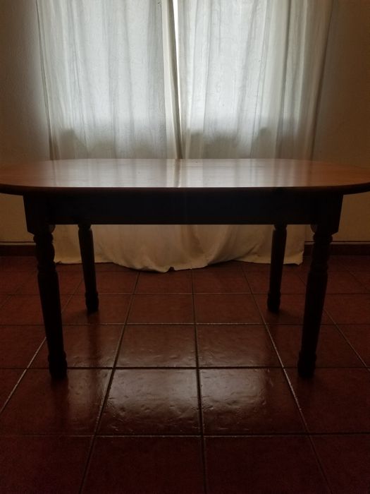 Mesa de cozinha ou sala, madeira e tampo oval,