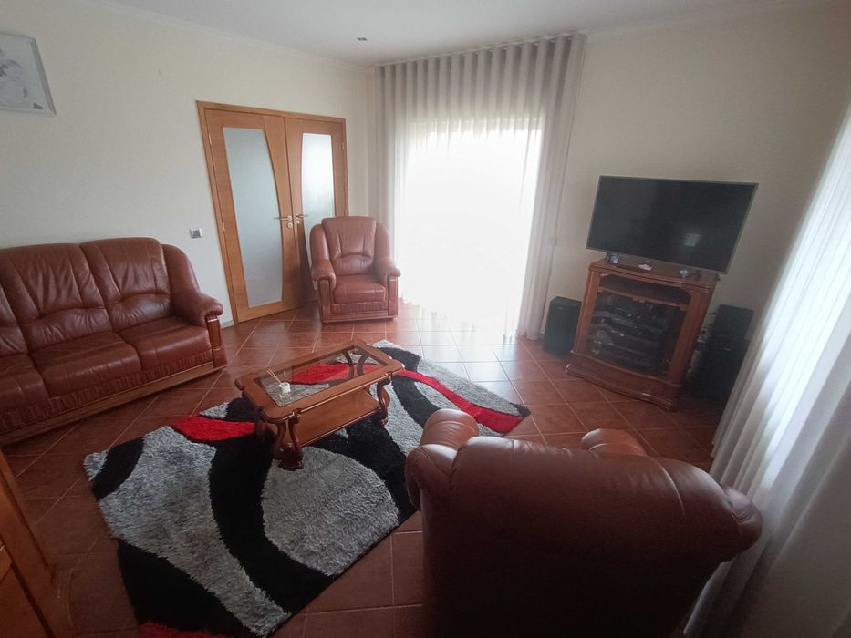 Sala com sofás, bar e móveis