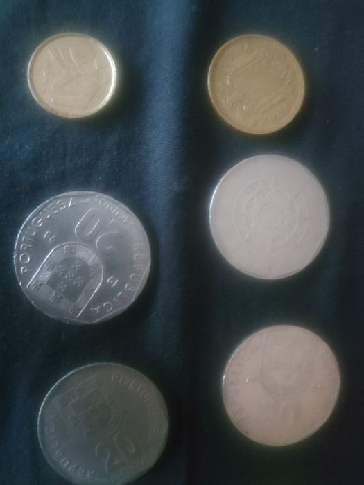 Várias moedas de escudo portuguesa