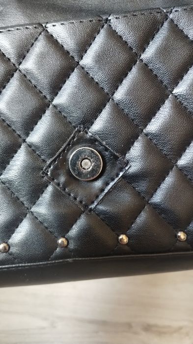 Mała torebka na grubszym łancuchu