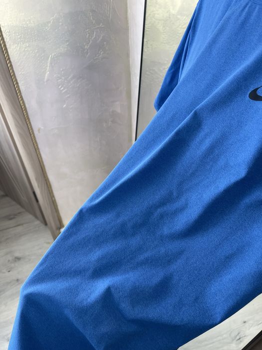 Блакитна футболка Nike Swoosh — мінімалізм та преміальна якість