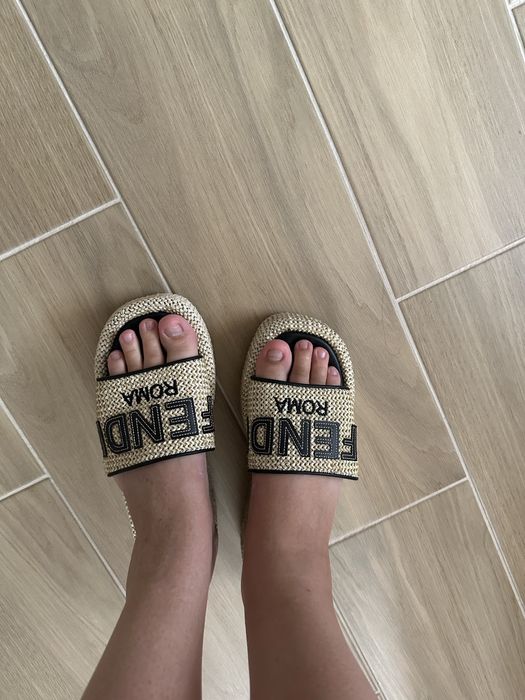 Продам шлёпанцы FENDI