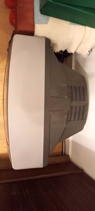 Televisão a cores antiga64287642426754124