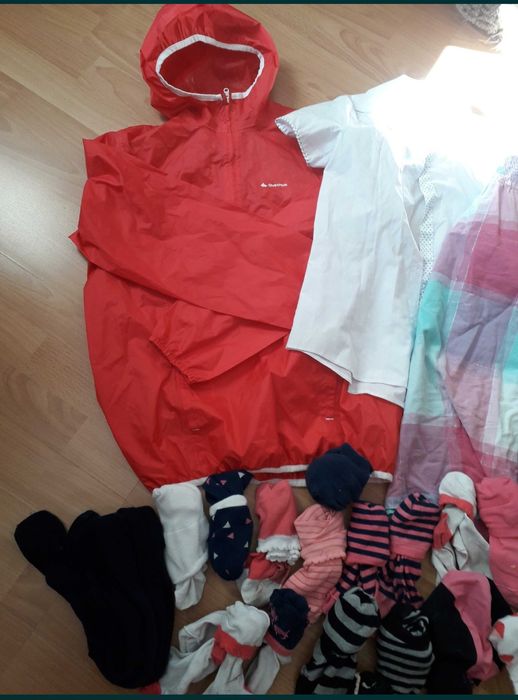 Paka ~30szt 134-140 koszulki bluzy spodnie kurtka sukienka klapki