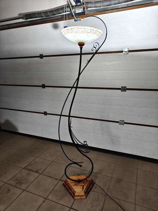 Lampa stojąca ozdobna, drewniana podstawa
