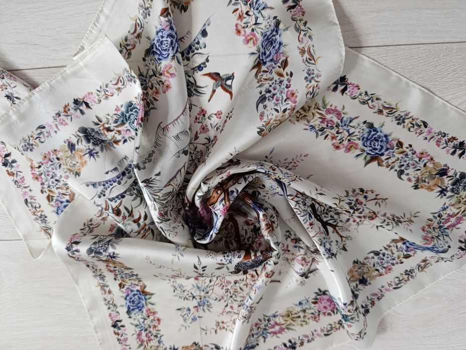 Piękna delikatna apaszka z fajnym nadrukiem