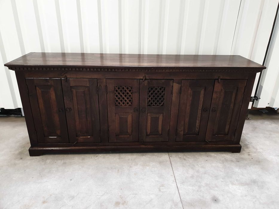 Masywna komoda kolonialna wykonana z litego palisandru indyjskiego.