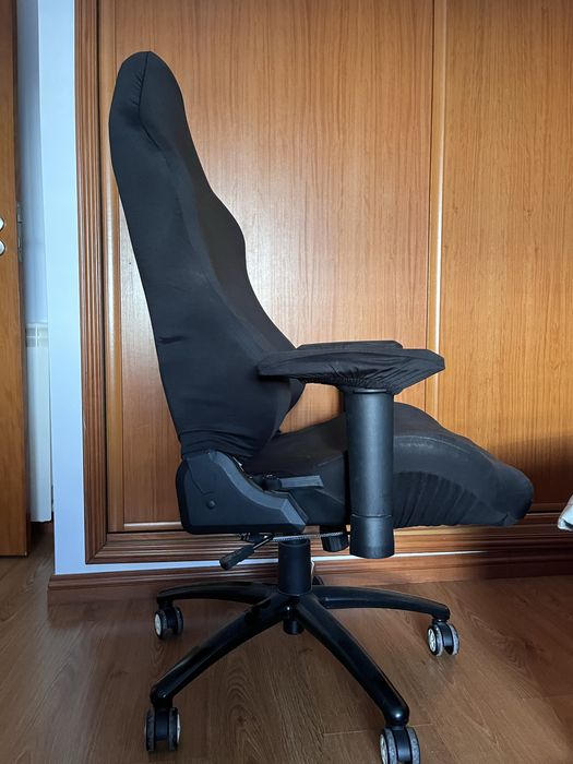 Cadeira gaming branca e preta