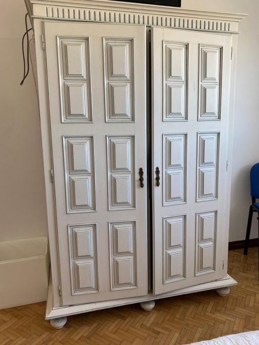 Armario roupeiro de madeira