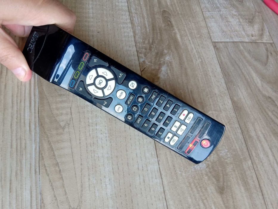 Pilot EMTEC, TV/DVD/SAT oryginał, piękny stan. Plus gratis.