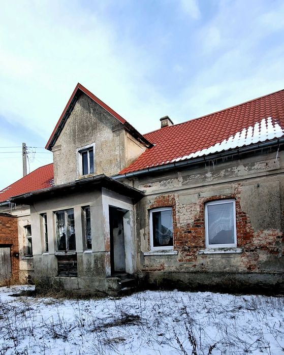Dom na sprzedaż z budynkami gospodarczymi na dużej działce.