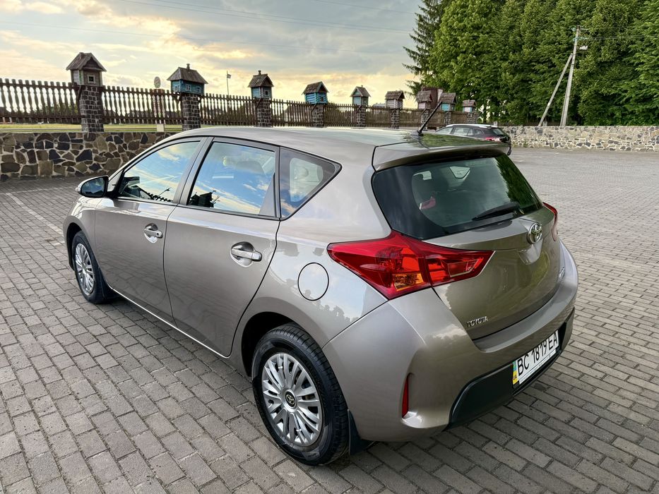 Toyota Auris 2013 хечбек БЕНЗИН 1.3