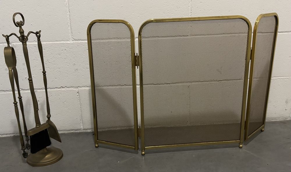 Frente de lareira em metal dourado e base com 3 acessórios em ferro dourado