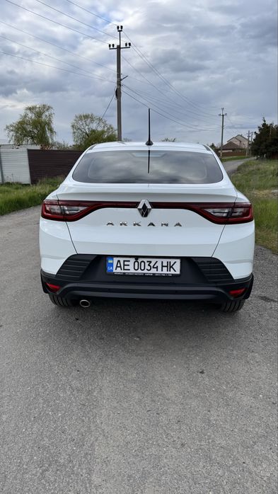 Гарний кросовер Renault Arkana