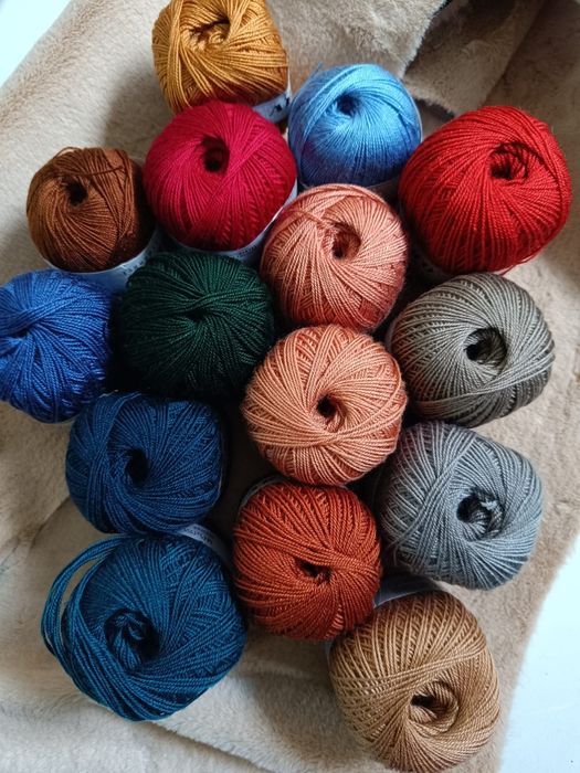 Novelos várias cores para crochê