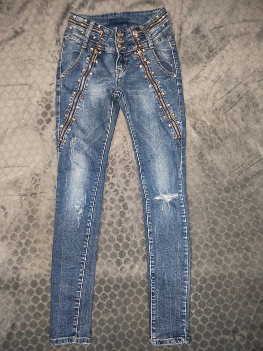 NOWE piękne spodnie damskie jeans z pięknymi dodatkami.