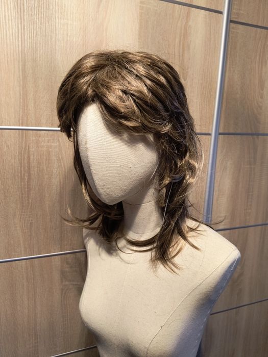 Nowa peruka bob mocno wycieniowane włosy z grzywką.