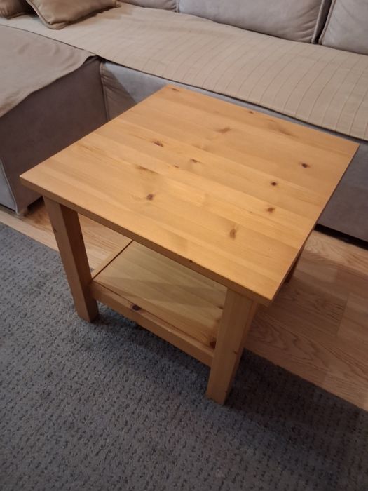 Drewniany stolik kawowy Ikea Hemnes