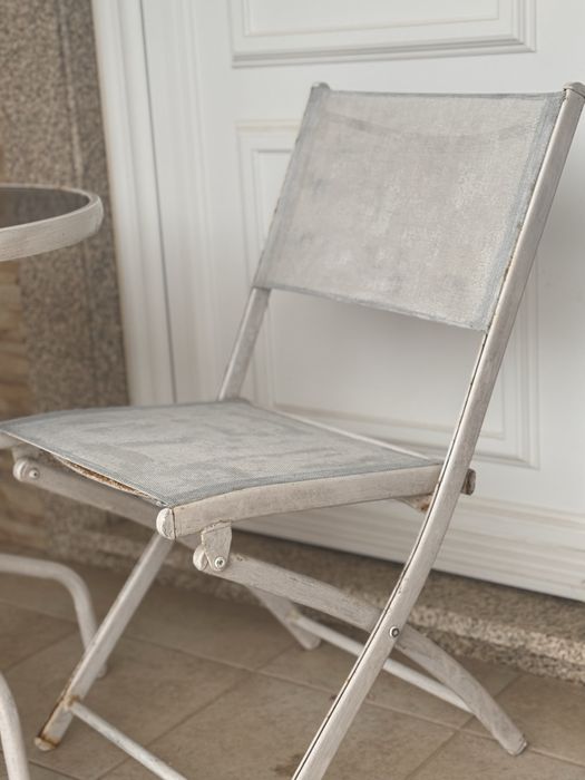 Conjunto mesa e duas cadeiras