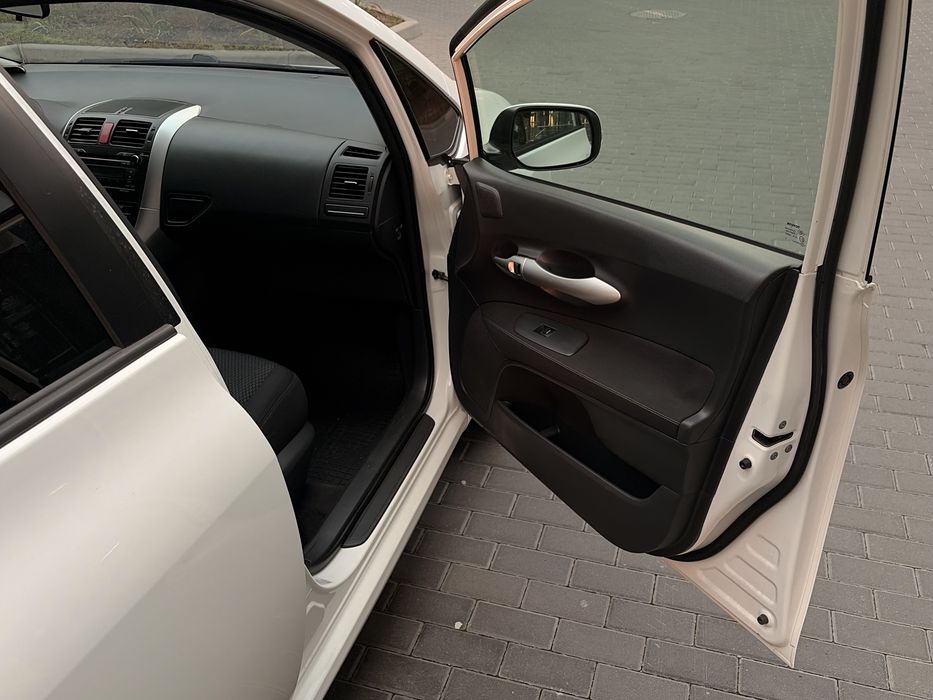 В продажу Toyota Auris 2010 рестайлінг