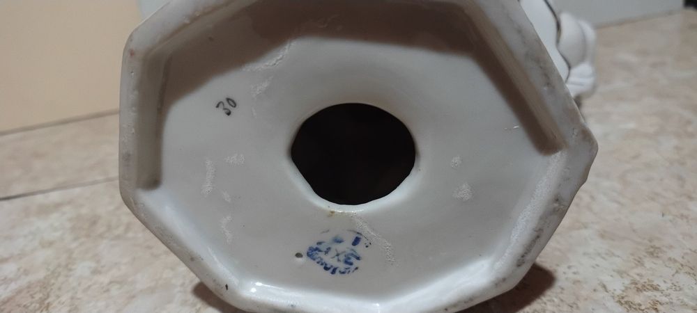 Статуетка "Жінка з куманцем".