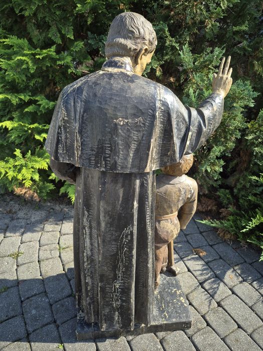 Duża rzeźba św Jana Bosko.