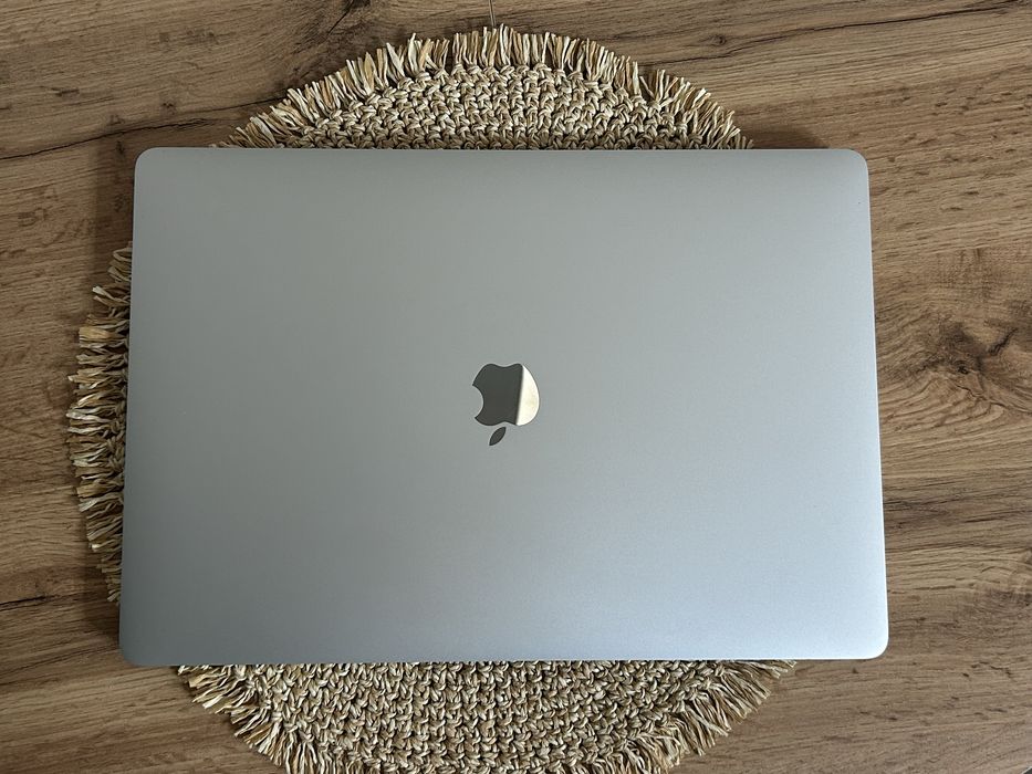 macbook pro 15.6 I9