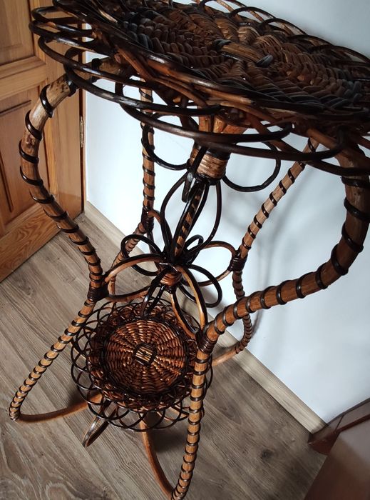 Świecznik wiklinowy .