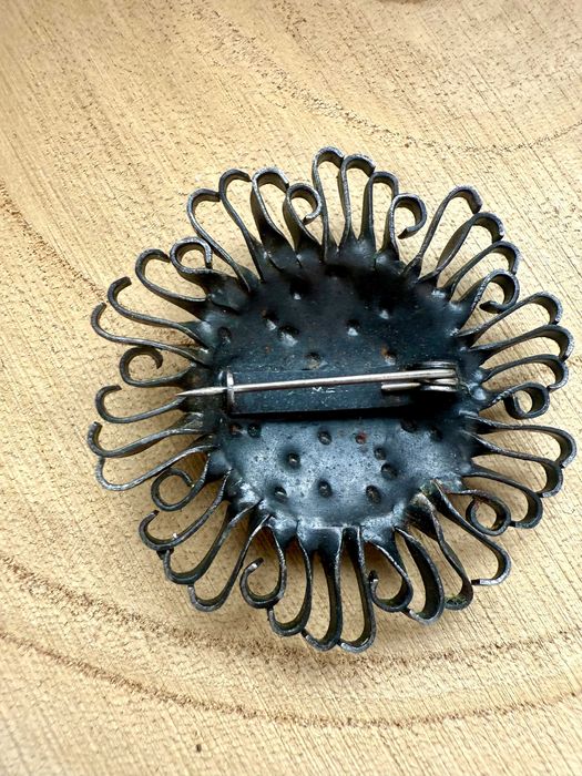 Stara broszka PRL metaloplastyka