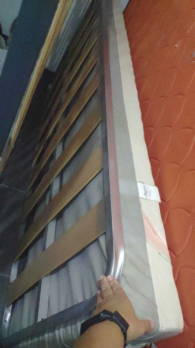 Estrado e colchão solteiro