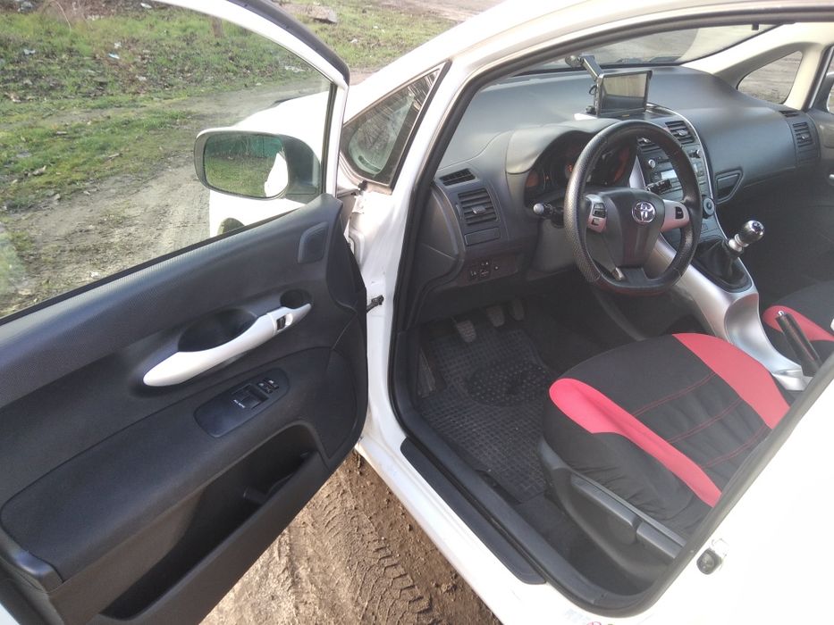 Продам Toyota auris 2011
